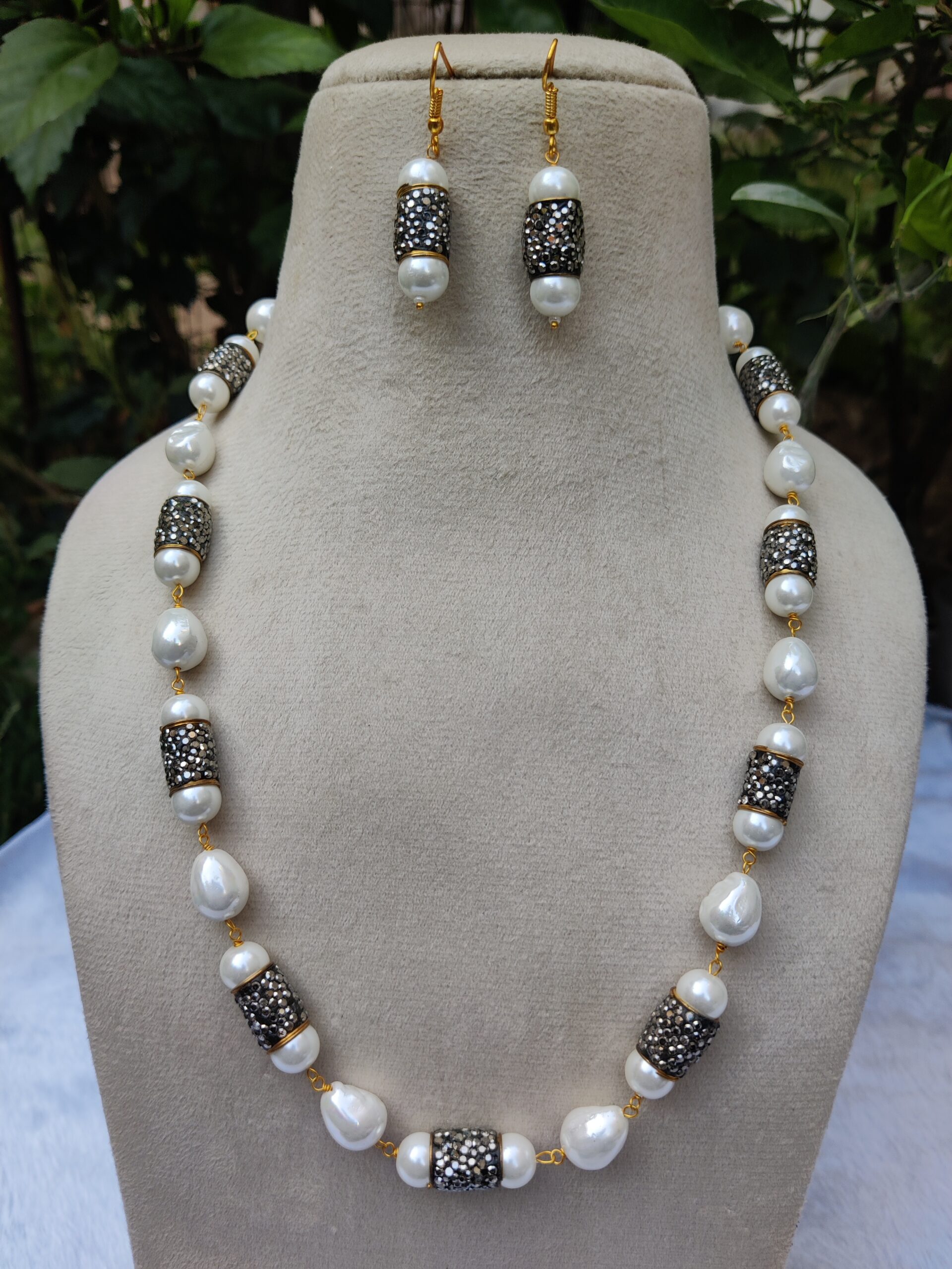  tiwan sheal Pearl & Stone Beaded Necklace with Matching Earrings
